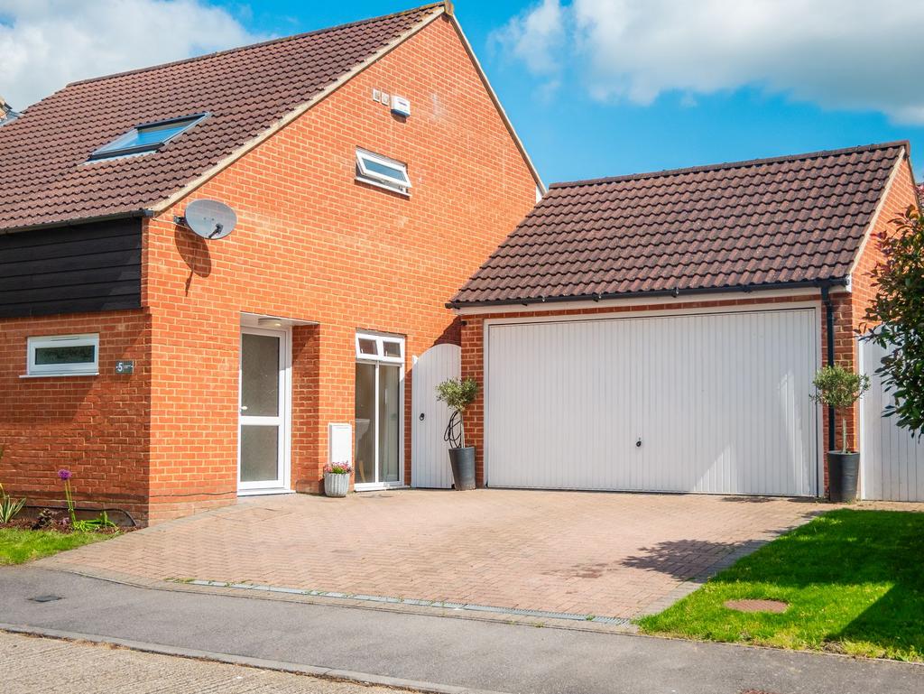 Homestead Close, Rayleigh SS6 3 bed semidetached house for sale £425,000