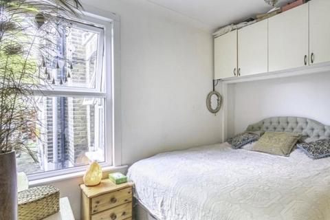 2 bedroom maisonette for sale, Causeyware Road, London