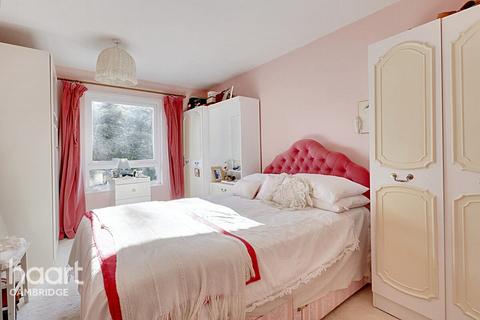 2 bedroom flat for sale, Hazelwood Close, Cambridge