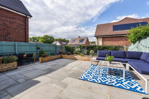 17 Brickwork Avenue, Liphook, GU30 7WP