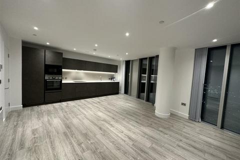 3 bedroom flat to rent, London, SW11