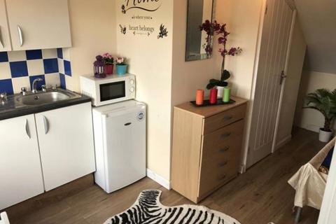 1 bedroom in a house share to rent, Conley Road  NW10