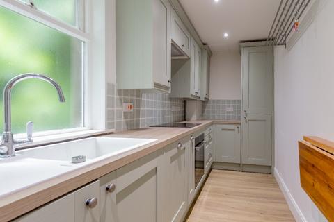 3 bedroom ground floor maisonette to rent, Gillsland Road, Merchiston, Edinburgh, EH10