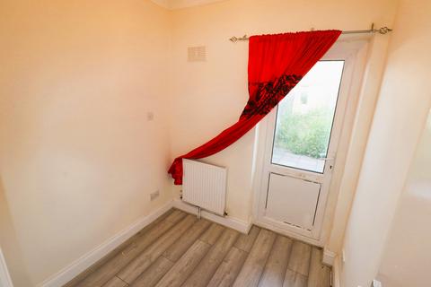2 bedroom flat to rent, Melbourne Road, Ilford IG1