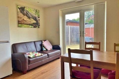 1 bedroom in a house share to rent, Byfleet, West Byfleet KT14