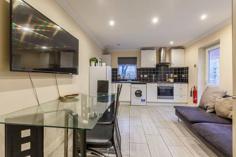 2 bedroom flat to rent, Valmar Road, Camberwell, London, SE5
