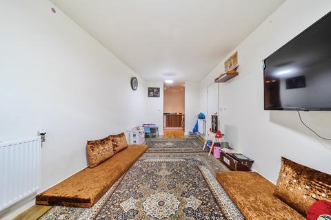 2 bedroom flat for sale, Featherstone Road, Southall, UB2