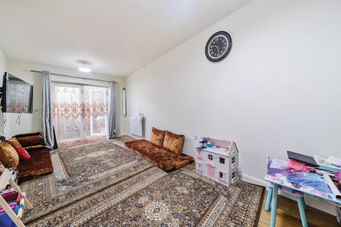 2 bedroom flat for sale, Featherstone Road, Southall, UB2