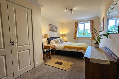 2 bedroom flat for sale, Thornycroft Close, Newbury RG14