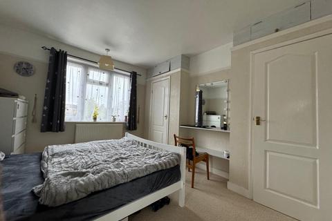 4 bedroom semi-detached house to rent, Grosvenor Road, Borehamwood WD6