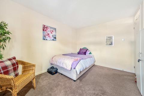 29 Crown Drive, Bishops Cleeve, Cheltenham, GL52 8EA