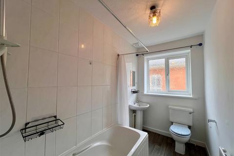 2 bedroom flat to rent, Leyland Road, Southport
