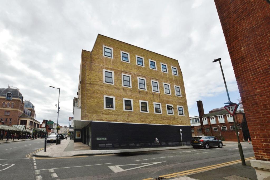 Widmore Road Bromley BR1 1 bed flat to rent £1,300 pcm (£300 pw)