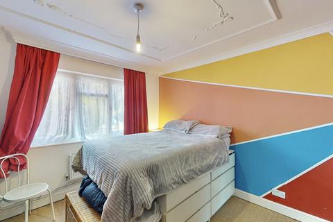 2 bedroom flat for sale, Brading Crescent, London E11