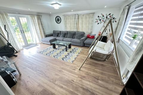 4 bedroom semi-detached bungalow to rent, Chapterhouse Road, Luton, Bedfordshire, LU4 0NN