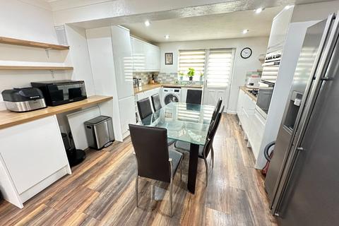 4 bedroom semi-detached bungalow to rent, Chapterhouse Road, Luton, Bedfordshire, LU4 0NN