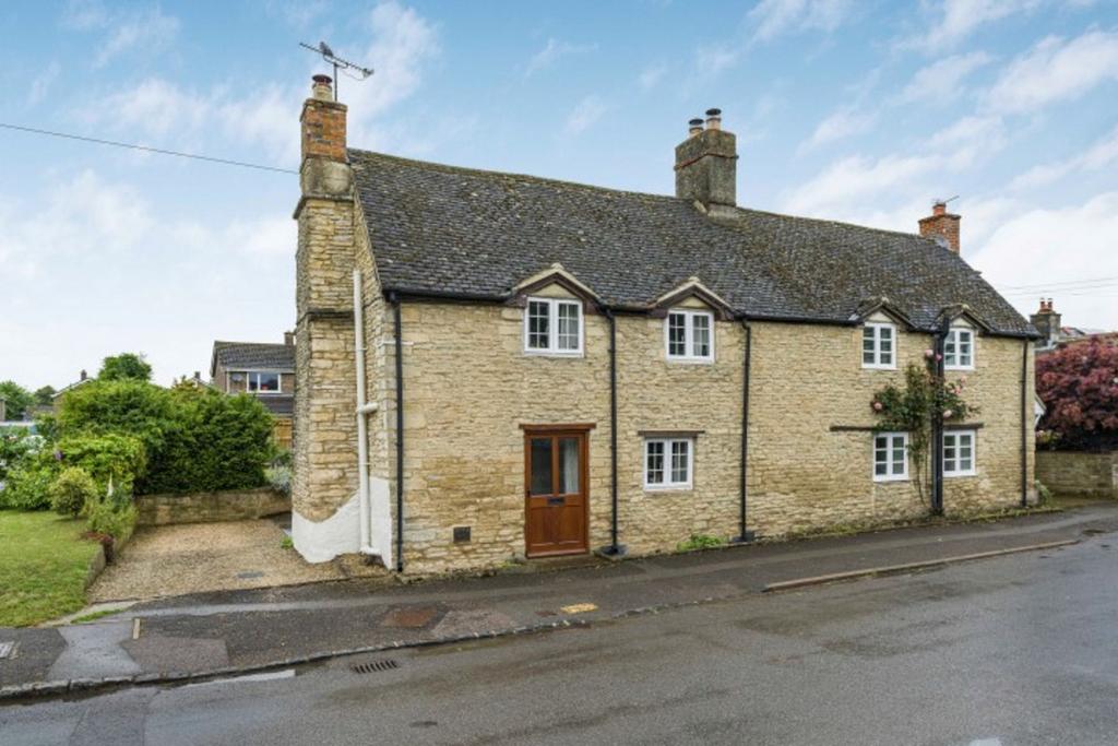 Oxford Road, Bletchingdon, OX5 3 bed semidetached house for sale £