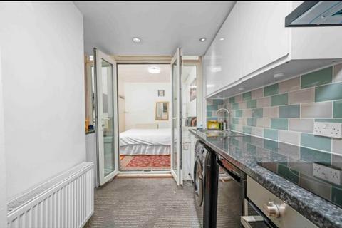 4 bedroom end of terrace house for sale, Bishops Park Road, London, SW16