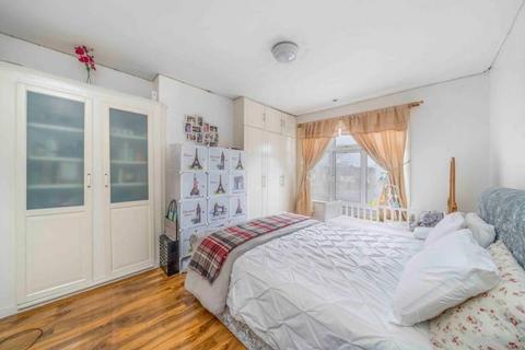 4 bedroom end of terrace house for sale, Bishops Park Road, London, SW16