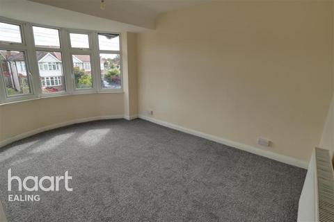 3 bedroom detached house to rent, Anthony Road Greenford
