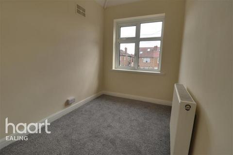 3 bedroom detached house to rent, Anthony Road Greenford