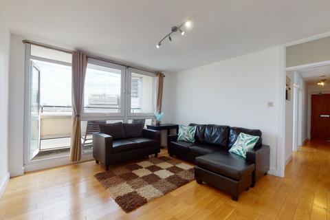2 bedroom flat to rent, Hall Place
