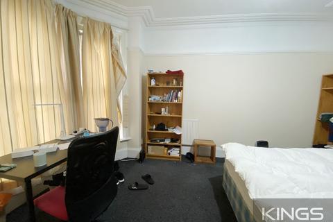 2 bedroom ground floor flat to rent, Cedar Road