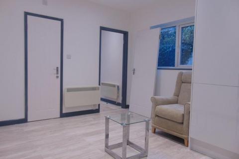 1 bedroom flat to rent, Lawn Road