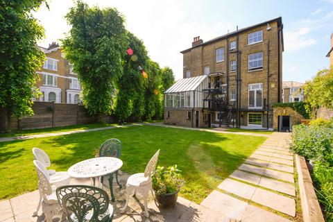 3 bedroom flat for sale, Hardwicke House, 1 Chislehurst Road, Richmond, Surrey