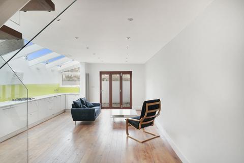 3 bedroom flat to rent, Brook Drive, London