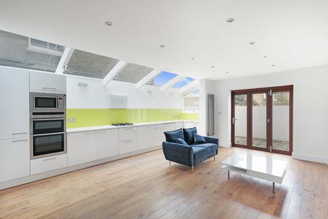 3 bedroom flat to rent, Brook Drive, London