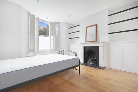 3 bedroom flat to rent, Brook Drive, London