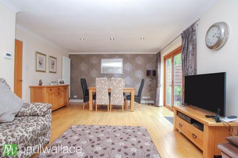 12 Elizabeth Close, Nazeing, Waltham Abbey, EN9 2HF