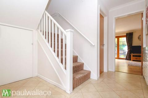 12 Elizabeth Close, Nazeing, Waltham Abbey, EN9 2HF
