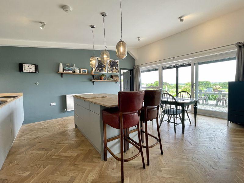Kitchen / Dining...