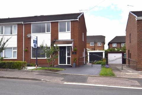 3 bedroom semi-detached house to rent, Glastonbury Avenue, Lowton