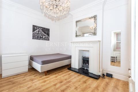 Studio to rent, Rosary Gardens, South Kensington, SW7