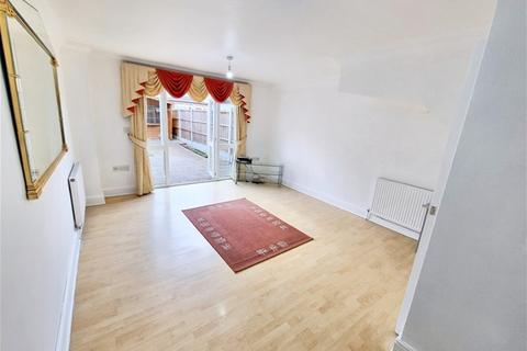 3 bedroom townhouse to rent, Neville Road, Forest Gate