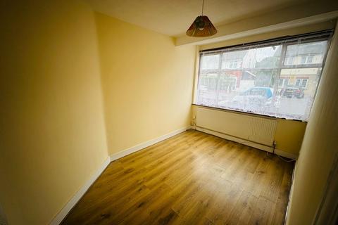3 bedroom terraced house to rent, Baxter Road, Ilford