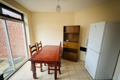 3 bedroom terraced house to rent, Baxter Road, Ilford