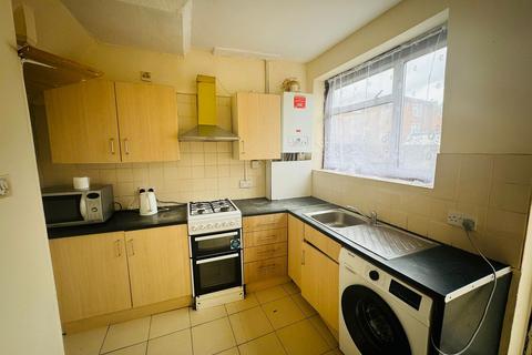 3 bedroom terraced house to rent, Baxter Road, Ilford