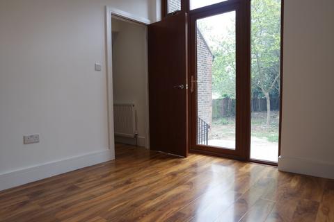 3 bedroom flat to rent, Norbury Crescent