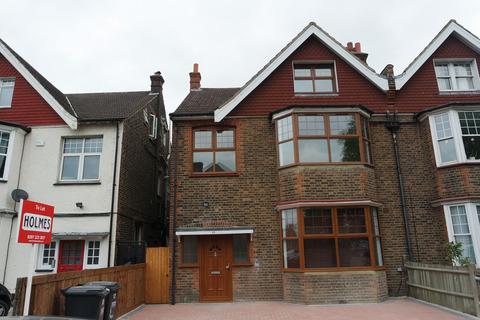 3 bedroom flat to rent, Norbury Crescent