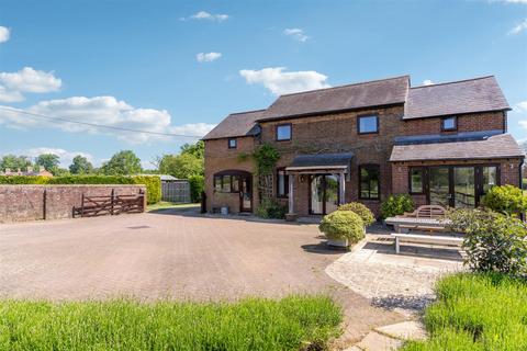 4 bedroom detached house for sale, Chesham Road, Wigginton, Tring