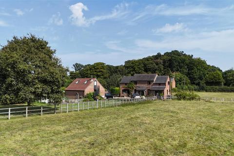 4 bedroom detached house for sale, Chesham Road, Wigginton, Tring