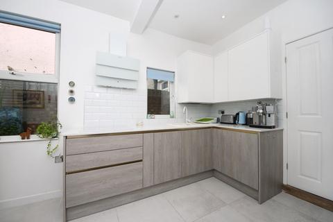 2 bedroom flat for sale, Northfield Avenue, W13