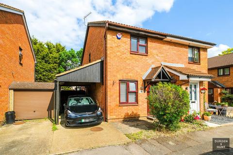 2 bedroom semi-detached house to rent, Mansard Close, Hornchurch, RM12