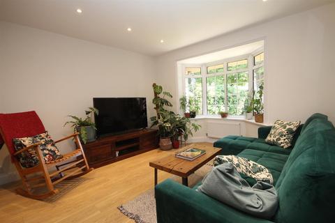 4 bedroom detached house to rent, Carshalton Park Road, Carshalton