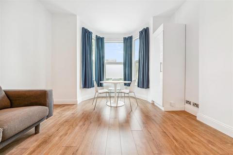 2 bedroom flat to rent, Thurlow Park Road, SE21