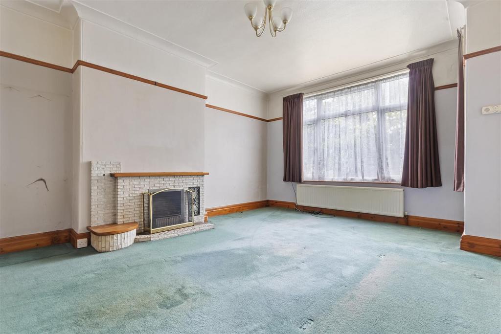 https://media.onthemarket.com/properties/14963290/1517343145/image-2-1024x1024.jpg